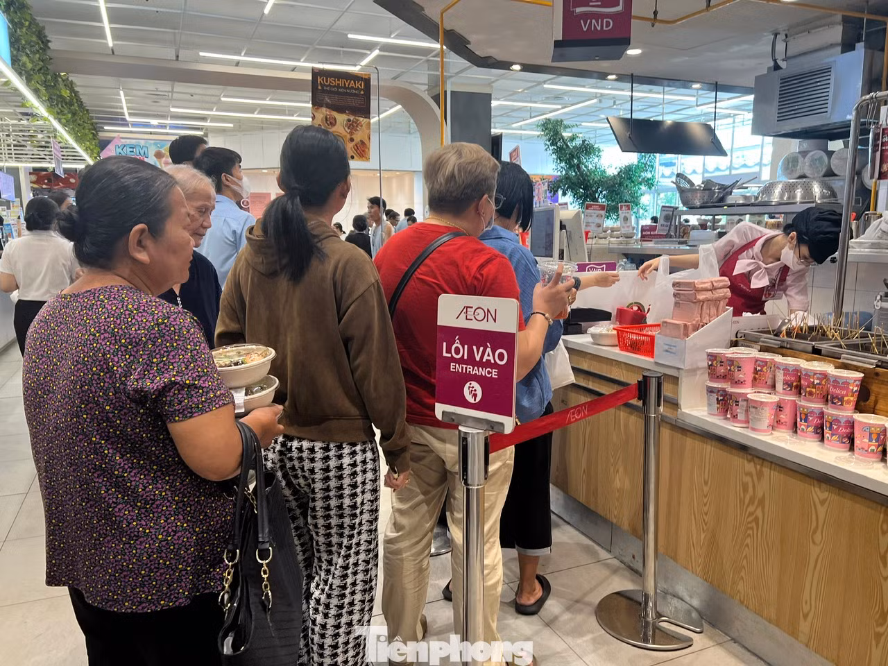 Tại trung tâm thương mại này, các món ăn còn được khuyến mãi theo giờ, thời điểm chiều tối sẽ được khuyến mãi nhiều nhất nên đây cũng là thời điểm khách đến rất đông.