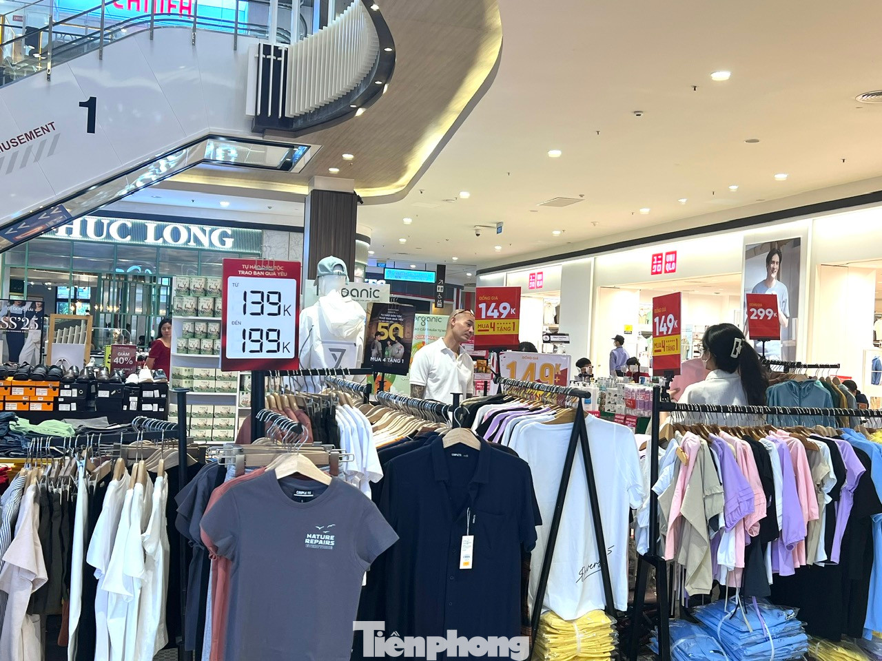 Các mặt hàng thời trang tung khuyến mãi khủng lên tới 50% mừng đại lễ 30/4