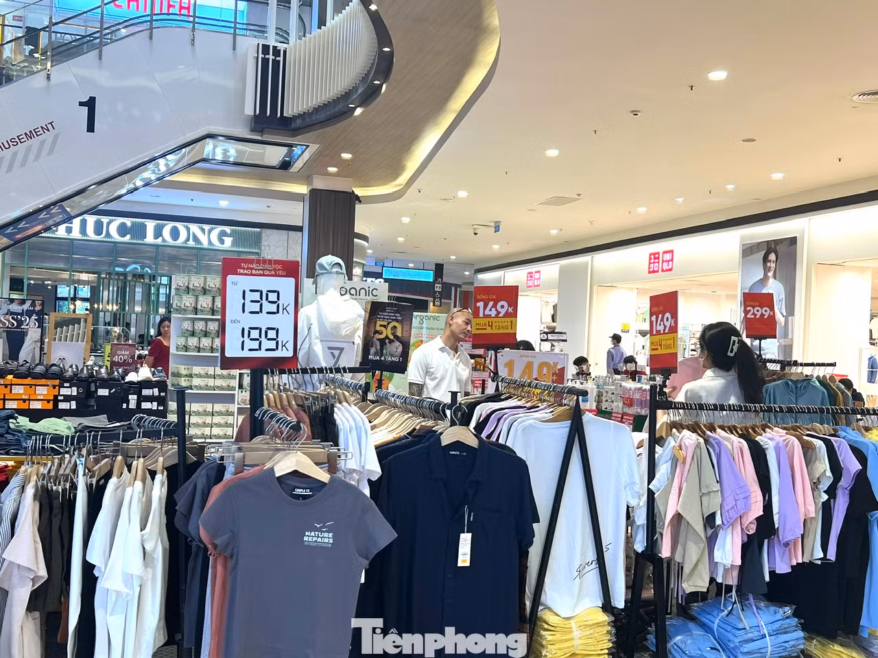 Các mặt hàng thời trang tung khuyến mãi khủng lên tới 50% mừng đại lễ 30/4