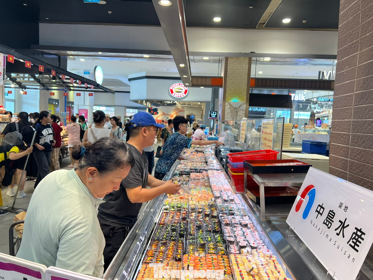 Các món ăn chỉ có giá từ 5.000 - 10.000 đồng/phần, giá mềm nên người dân dễ dàng chọn mua cho cả gia đình cùng thưởng thức. "Thay vì đến nhà hàng có nhân viên phục vụ, tôi thích tự mua các phần ăn chế biến sẵn vừa có giá rẻ hơn, lại chọn được nhiều món phù hợp với sở thích của từng thành viên" - chị Hương (ngụ quận 6) cho biết.