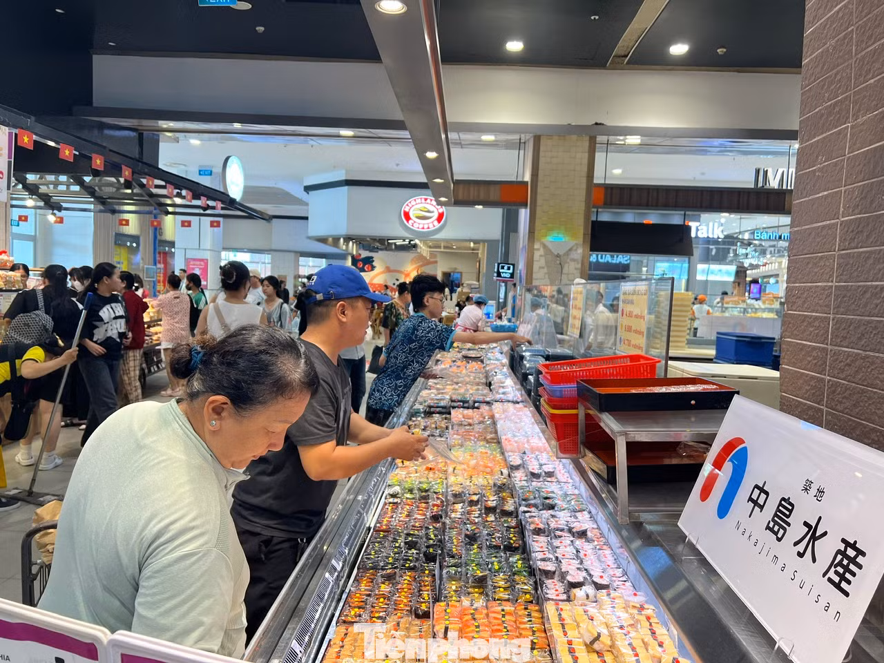 Các món ăn chỉ có giá từ 5.000 - 10.000 đồng/phần, giá mềm nên người dân dễ dàng chọn mua cho cả gia đình cùng thưởng thức. "Thay vì đến nhà hàng có nhân viên phục vụ, tôi thích tự mua các phần ăn chế biến sẵn vừa có giá rẻ hơn, lại chọn được nhiều món phù hợp với sở thích của từng thành viên" - chị Hương (ngụ quận 6) cho biết.