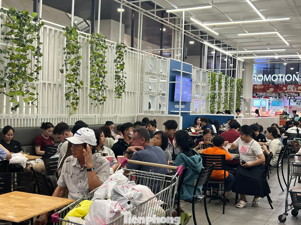 Các quán ăn hầu như không còn chỗ trống