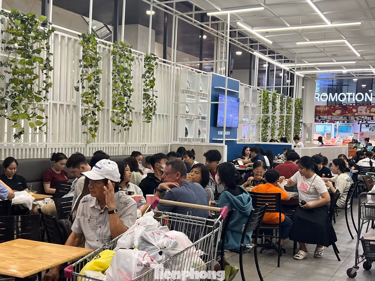 Các quán ăn hầu như không còn chỗ trống