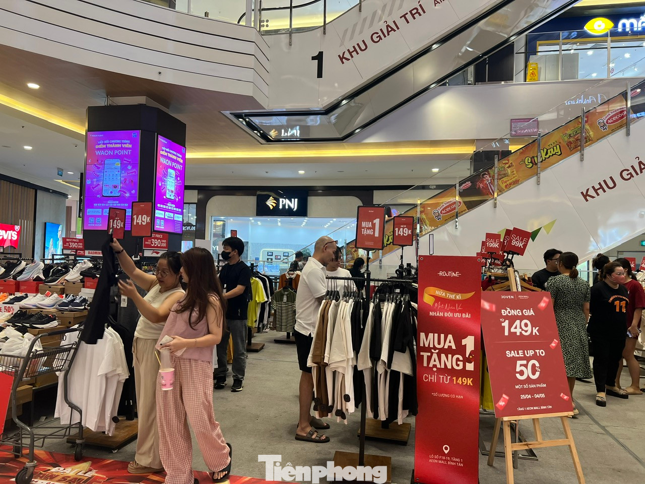 Các mặt hàng thời trang tung khuyến mãi khủng lên tới 50% mừng đại lễ 30/4