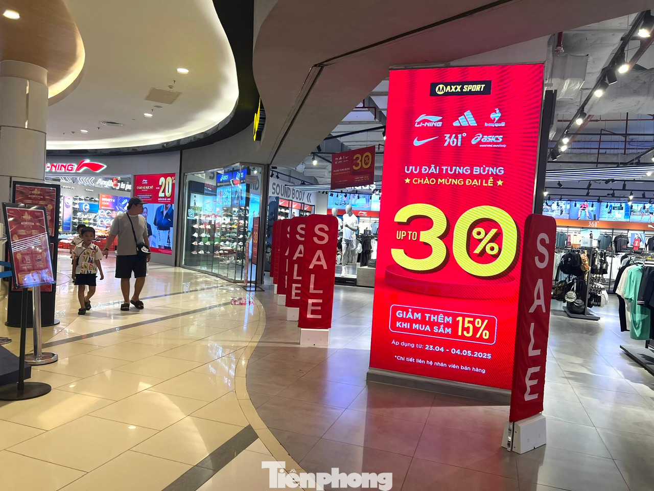 Các mặt hàng thời trang tung khuyến mãi khủng lên tới 50% mừng đại lễ 30/4