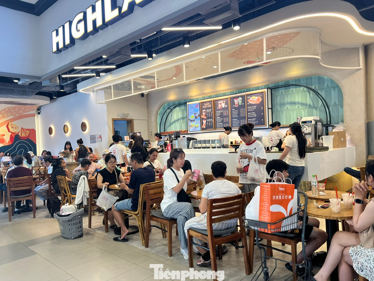 "Năm nay gia đình tôi không về quê dịp lễ 30/4 vì cả nhà chọn ở lại xem duyệt binh, ngắm pháo hoa mừng 50 năm đất nước thống nhất. Trong những ngày nghỉ cuối của đợt lễ này, tôi đưa vợ con đến siêu thị để vui chơi, ăn uống vừa mát mẻ, giá cả lại hợp túi tiền" - anh Lê Văn Thành (35 tuổi, quê An Giang) chia sẻ.