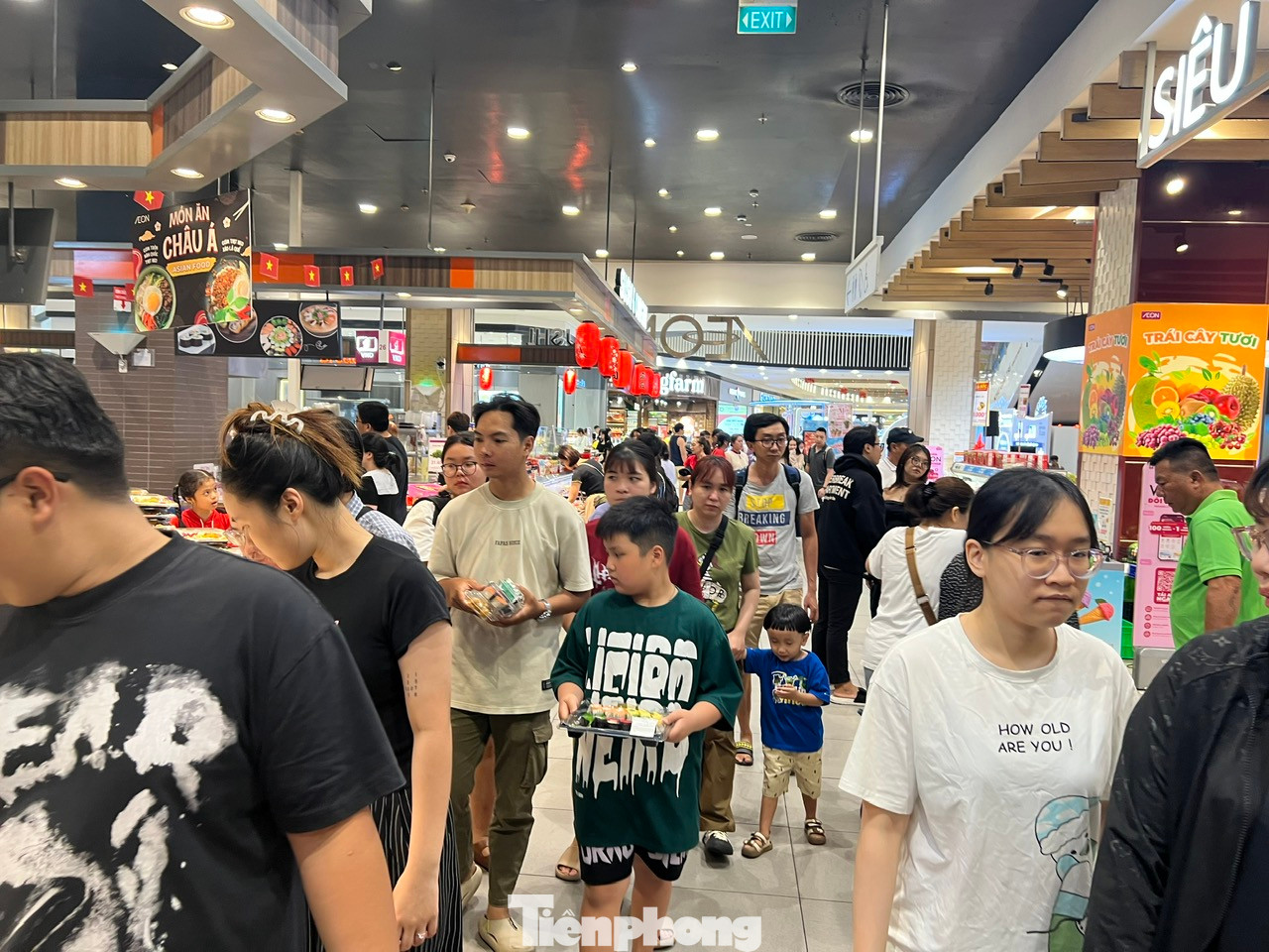 Ngày 3/5, tại nhiều trung tâm thương mại ở TPHCM như Aeon, Vincom... người dân nhộn nhịp đưa cả gia đình đến vui chơi, ăn uống. Ở hầu hết các quầy hàng ẩm thực, nhân viên liên tục châm thêm món để người dân thoải mái lựa chọn.