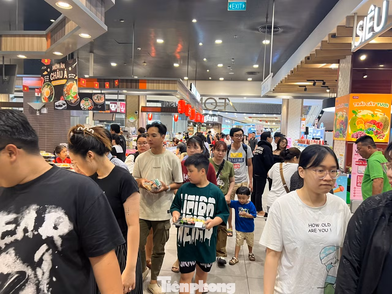 Ngày 3/5, tại nhiều trung tâm thương mại ở TPHCM như Aeon, Vincom... người dân nhộn nhịp đưa cả gia đình đến vui chơi, ăn uống. Ở hầu hết các quầy hàng ẩm thực, nhân viên liên tục châm thêm món để người dân thoải mái lựa chọn.