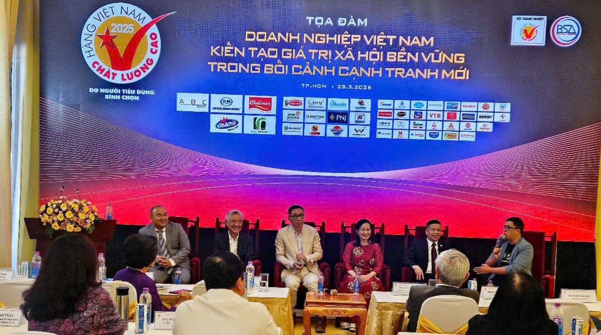 Các diễn giả tại Tọa đàm: “Doanh nghiệp Việt Nam kiến tạo giá trị xã hội bền vững trong bối cảnh cạnh tranh mới” trong khuôn khổ lễ Công bố HVNCLC 2025.