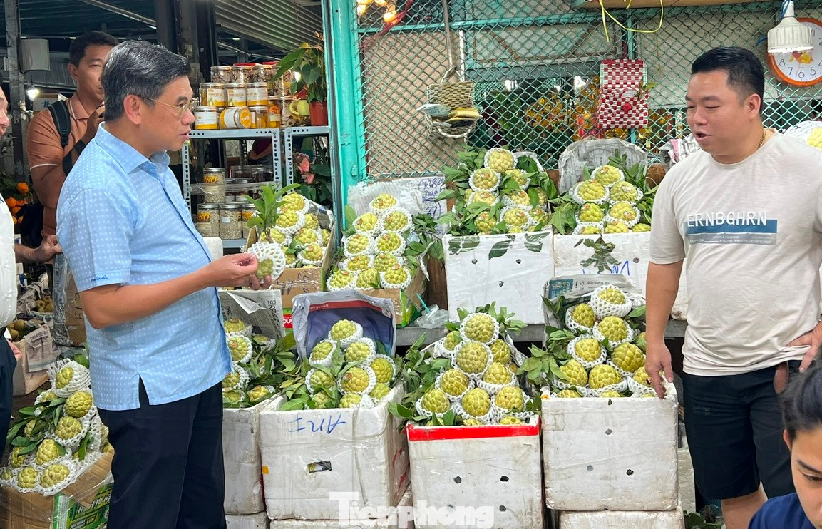 Phó Chủ tịch UBND TPHCM Nguyễn Văn Dũng trao đổi với tiểu thương chợ đầu mối Thủ Đức