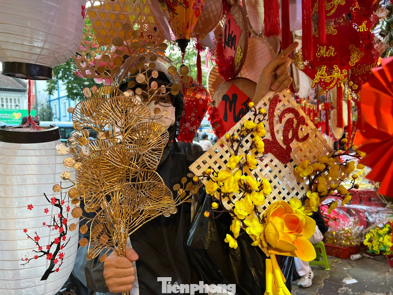 Một nữ khách hàng đã chọn được nhiều sản phẩm để trang trí tại công ty. Cô gái trẻ cho hay, các sản phẩm đều được làm rất đẹp, giá cả phải chăng. Đặc biệt tiểu thương tư vấn rất nhiệt tình...