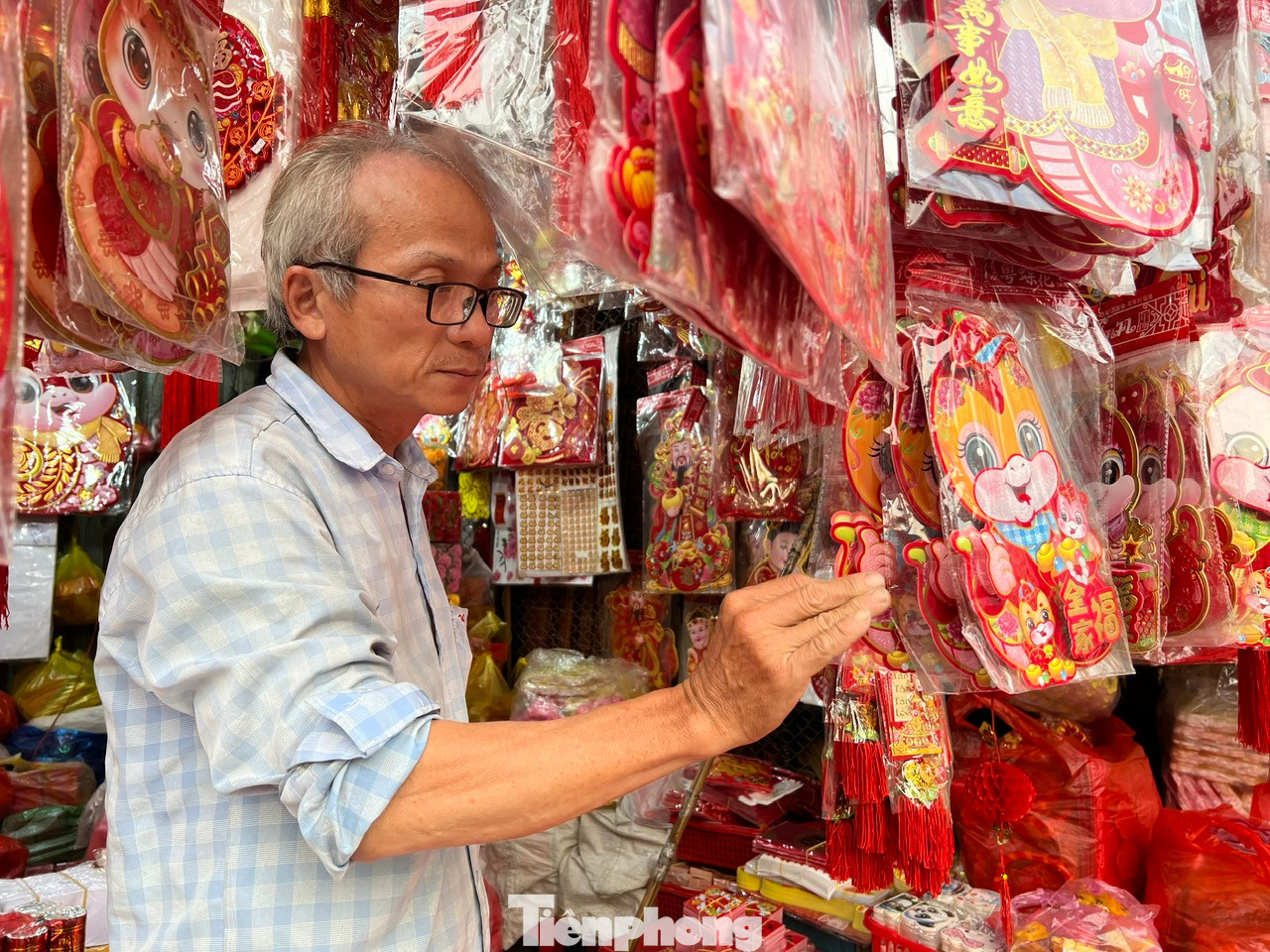 Ông Kha Tùng Kiên, chủ cửa hàng Chi Sây đang chăm chút cho từng sản phẩm chờ đón khách. "Mọi năm tôi bán đến tận 1 - 2 giờ sáng, còn bây giờ chỉ tới 22 giờ là đã không còn khách. Sức mua khá chậm" - ông Kiên nói.
