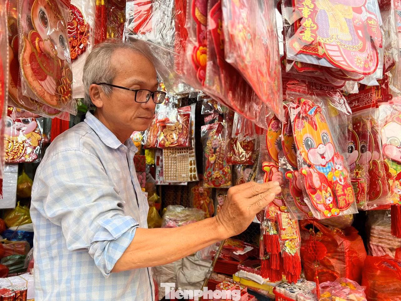 Ông Kha Tùng Kiên, chủ cửa hàng Chi Sây đang chăm chút cho từng sản phẩm chờ đón khách. "Mọi năm tôi bán đến tận 1 - 2 giờ sáng, còn bây giờ chỉ tới 22 giờ là đã không còn khách. Sức mua khá chậm" - ông Kiên nói. Ông Kha Tùng Kiên, chủ cửa hàng Chi Sây đang chăm chút cho từng sản phẩm chờ đón khách. "Mọi năm tôi bán đến tận 1 - 2 giờ sáng, còn bây giờ chỉ tới 22 giờ là đã không còn khách. Sức mua khá chậm" - ông Kiên nói.