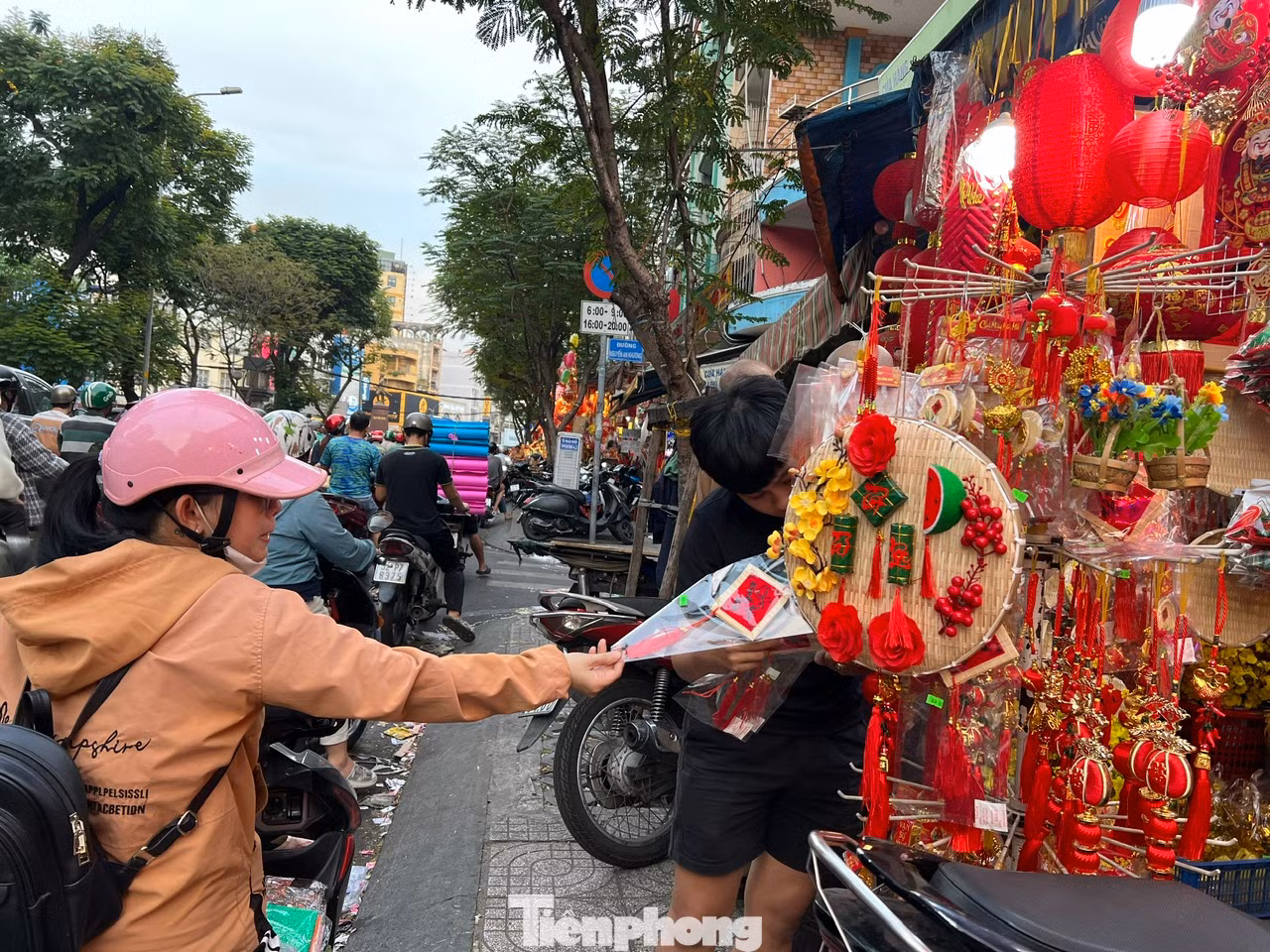 Khách được phục vụ tận xe. Nhiều người cho biết chọn mua đồ trang trí Tết sớm để có thể thoải mái lựa chọn mà không phải chen lấn, giá cả lại rẻ hơn so với mua cận ngày. Khách được phục vụ tận xe. Nhiều người cho biết chọn mua đồ trang trí Tết sớm để có thể thoải mái lựa chọn mà không phải chen lấn, giá cả lại rẻ hơn so với mua cận ngày.