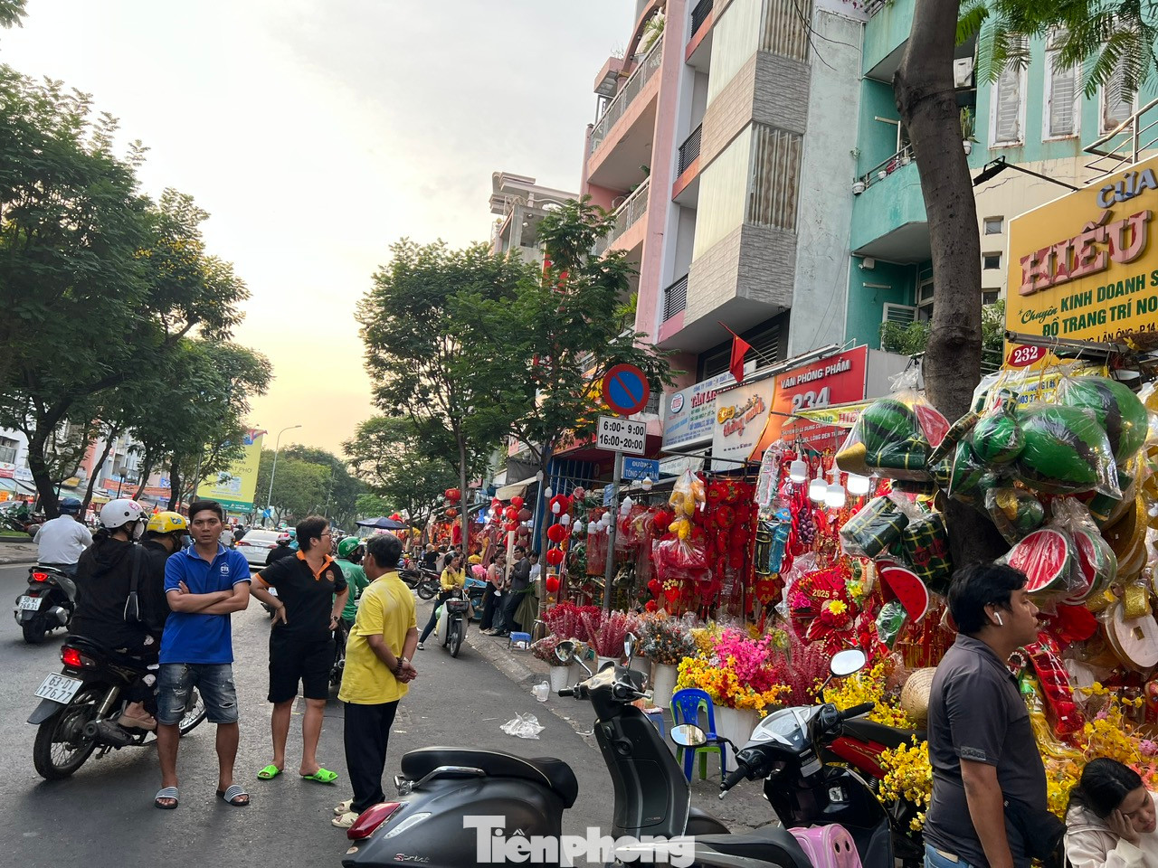 Nhân viên các cửa hàng trang trí đứng hẳn ra giữa đường để chào mời khách.