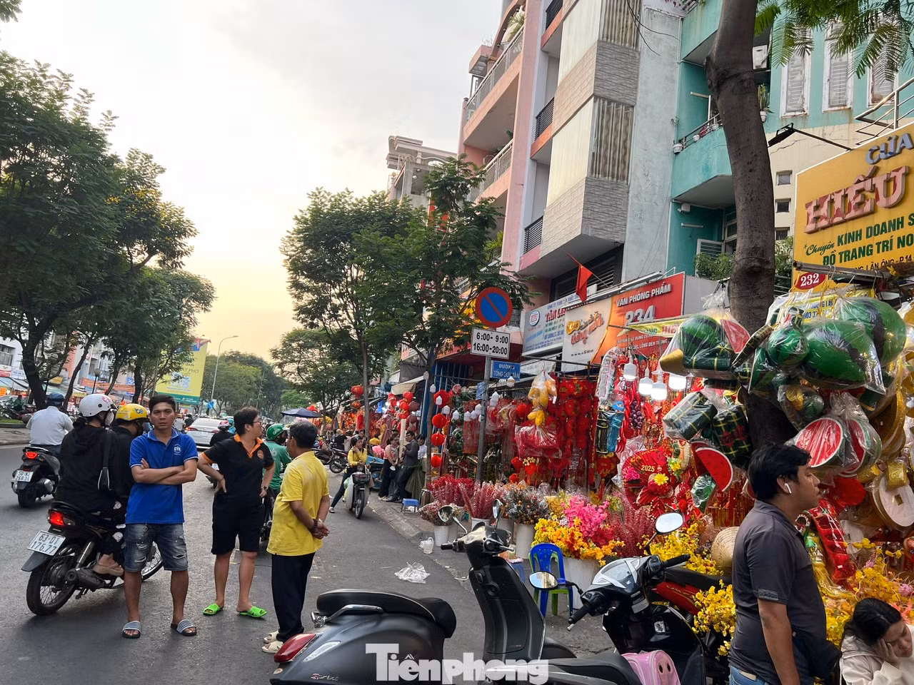 Nhân viên các cửa hàng trang trí đứng hẳn ra giữa đường để chào mời khách. Nhân viên các cửa hàng trang trí đứng hẳn ra giữa đường để chào mời khách.