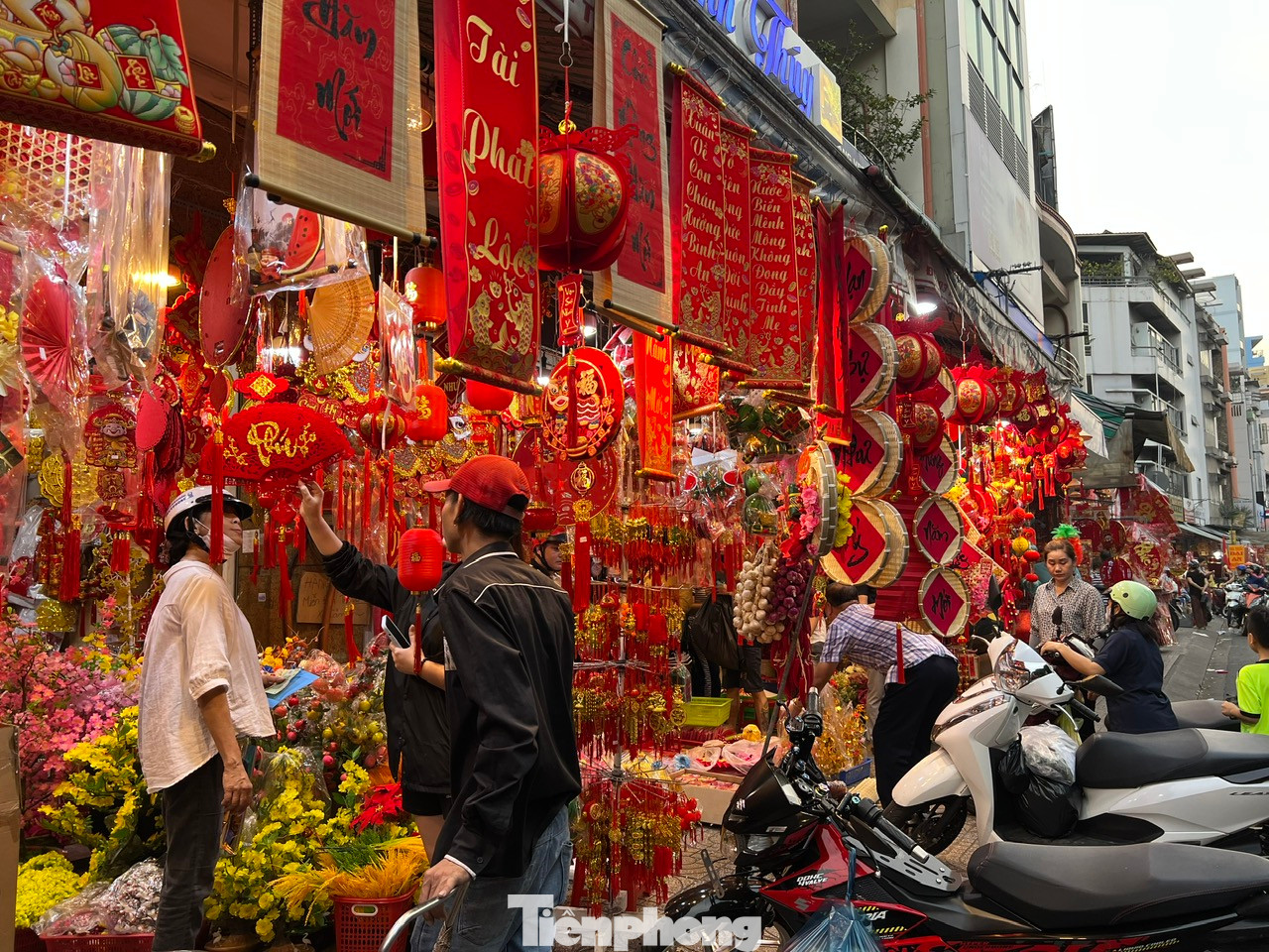 Trưa 10/1, trên đường Hải Thượng Lãn Ông (quận 5, TPHCM), khách hàng nhộn nhịp đến đây để lựa chọn mua những món đồ trang trí ngộ nghĩnh như ảnh linh vật hình rắn, câu đối, thư pháp, tranh treo tường có hình thần tài... Giá khá mềm chỉ từ 50.000 đồng đến vài trăm nghìn đồng/món.