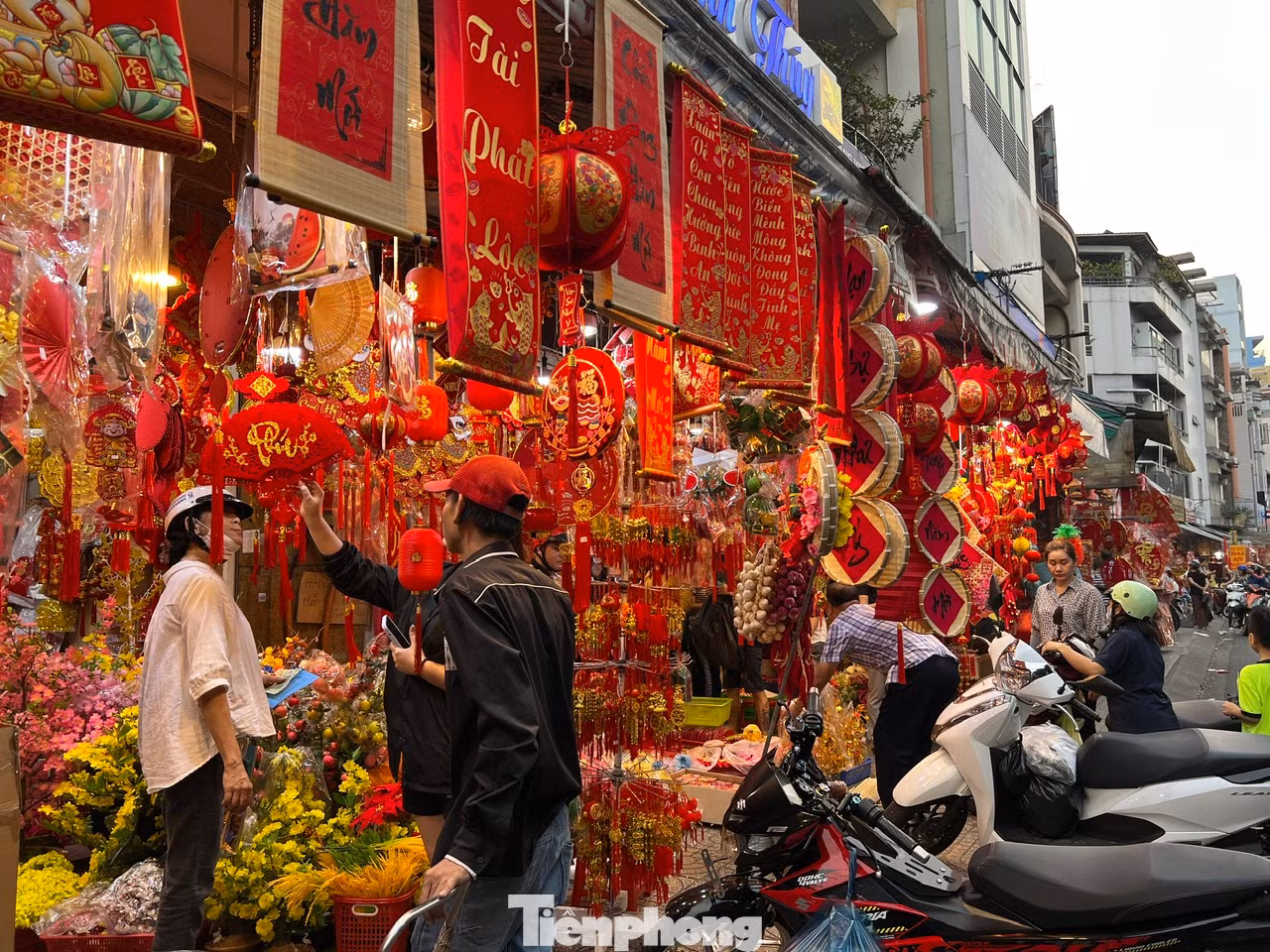 Trưa 10/1, trên đường Hải Thượng Lãn Ông (quận 5, TPHCM), khách hàng nhộn nhịp đến đây để lựa chọn mua những món đồ trang trí ngộ nghĩnh như ảnh linh vật hình rắn, câu đối, thư pháp, tranh treo tường có hình thần tài... Giá khá mềm chỉ từ 50.000 đồng đến vài trăm nghìn đồng/món. Trưa 10/1, trên đường Hải Thượng Lãn Ông (quận 5, TPHCM), khách hàng nhộn nhịp đến đây để lựa chọn mua những món đồ trang trí ngộ nghĩnh như ảnh linh vật hình rắn, câu đối, thư pháp, tranh treo tường có hình thần tài... Giá khá mềm chỉ từ 50.000 đồng đến vài trăm nghìn đồng/món.