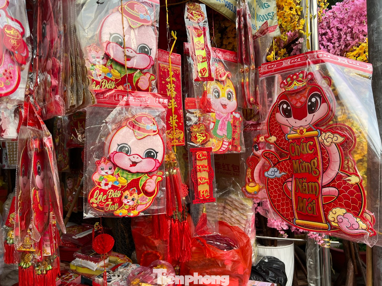 Năm Ất Tỵ 2025 có nhiều hình ảnh các của chú rắn may mắn được thể hiện vô cùng ngộ nghĩnh, đáng yêu... Các sản phẩm đều có màu vàng hoặc đỏ là những màu mang lại nhiều may mắn cho năm mới.