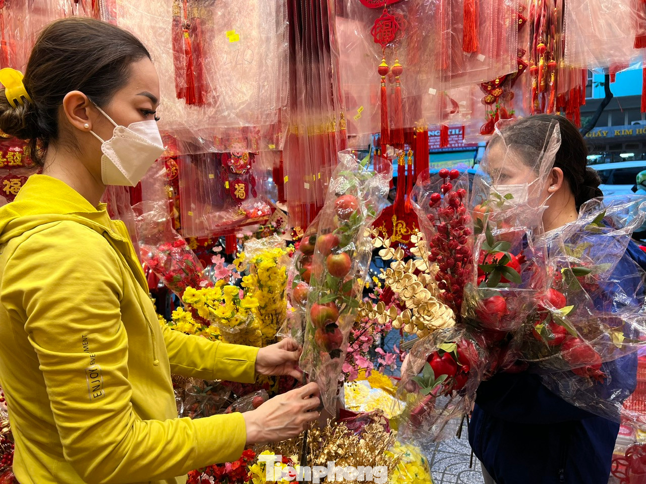 Các loại trái cây, hoa giả được làm tinh xảo, đẹp mắt...