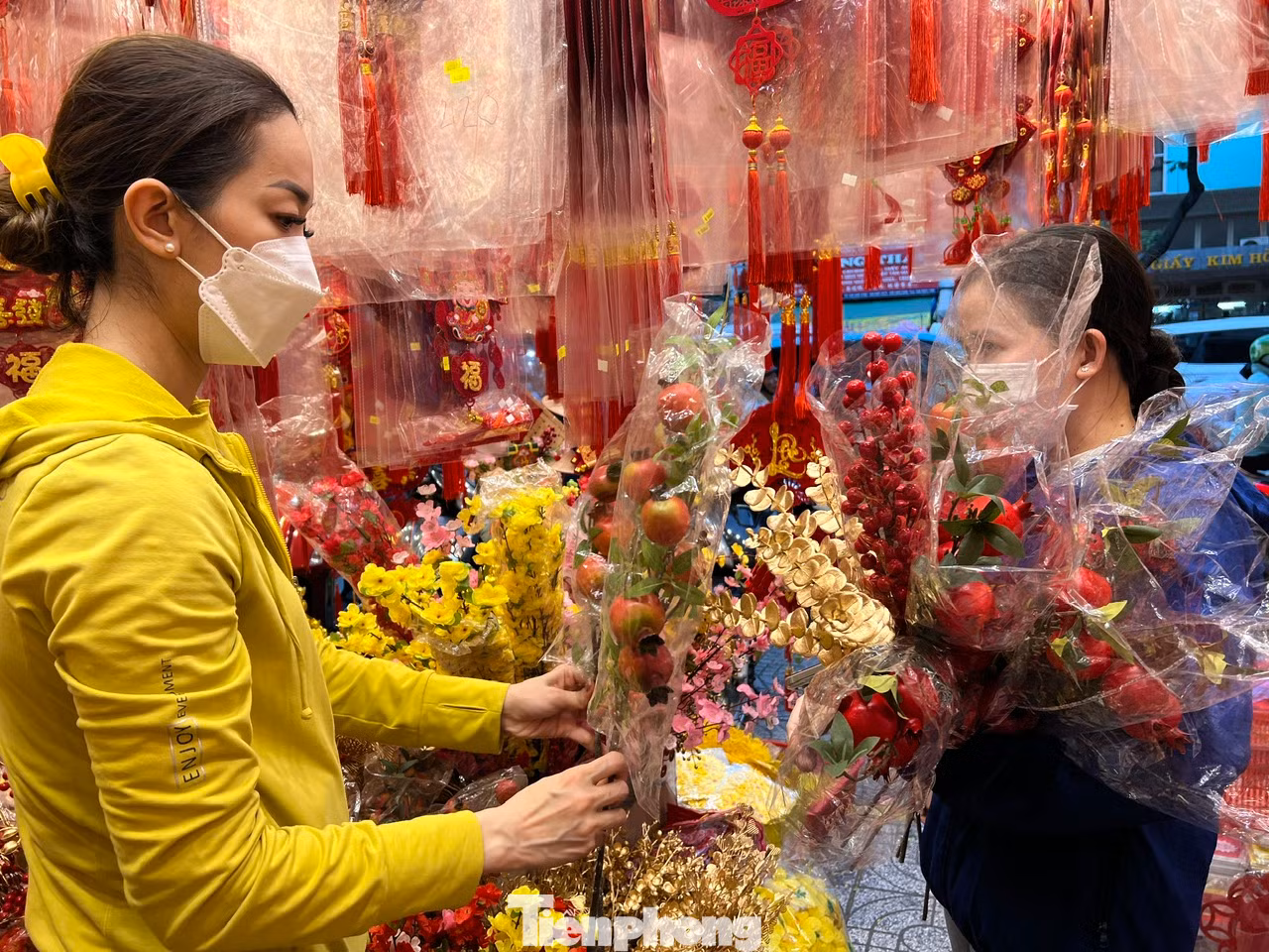 Các loại trái cây, hoa giả được làm tinh xảo, đẹp mắt... Các loại trái cây, hoa giả được làm tinh xảo, đẹp mắt...