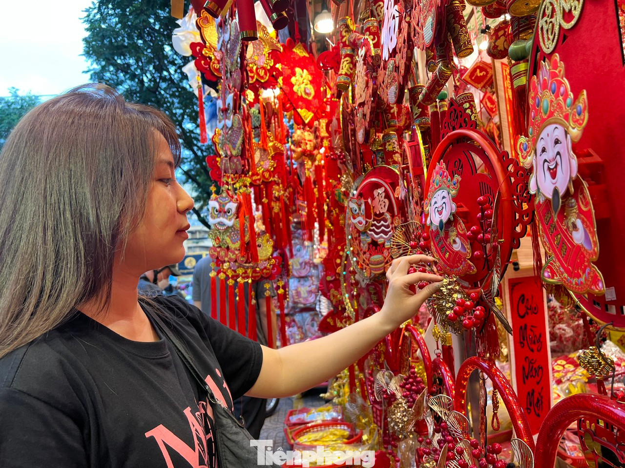 Tranh treo có hình Thần tài biết cử động được nhiều khách hàng chọn lựa với hy vọng mang lại nhiều may mắn, bình an và sức khỏe cả năm. Sản phẩm có cả Việt Nam và Trung Quốc để khách thoải mái lựa chọn.