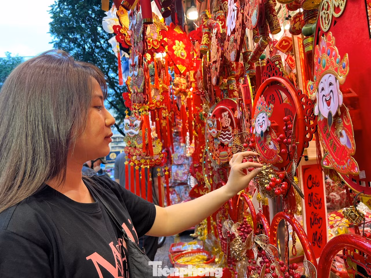 Tranh treo có hình Thần tài biết cử động được nhiều khách hàng chọn lựa với hy vọng mang lại nhiều may mắn, bình an và sức khỏe cả năm. Sản phẩm có cả Việt Nam và Trung Quốc để khách thoải mái lựa chọn. Tranh treo có hình Thần tài biết cử động được nhiều khách hàng chọn lựa với hy vọng mang lại nhiều may mắn, bình an và sức khỏe cả năm. Sản phẩm có cả Việt Nam và Trung Quốc để khách thoải mái lựa chọn.