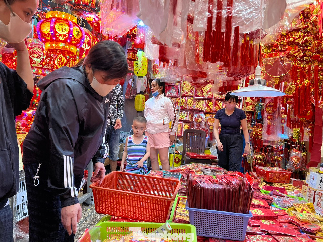 Tuy nhiên, tại nhiều cửa hàng như Hưng Lợi lại rất nhộn nhịp khách đến mua sắm. Nhân viên cho biết lượng khách đã tăng hơn 70% so với ngày thường, dự kiến tuần cận Tết sẽ còn tăng hơn.