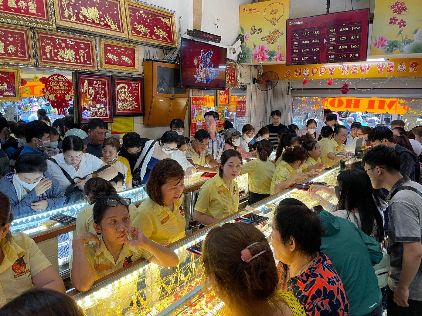 Chiều muộn ngày 25/1 (tức 26 Tết), tại một tiệm vàng trên đường Bùi Hữu Nghĩa (quận Bình Thạnh, TPHCM) tấp nập khách xếp hàng chờ mua sắm vàng, trang sức. Bên trong tiệm vàng này chật cứng nên khách phải đứng chờ đợi ở bên ngoài. &quot;Ngày nghỉ Tết nên tôi tranh thủ buổi chiều tối mát mẻ sẽ sắm đôi bông tai diện Tết. Cứ ngỡ lúc này không ai sắm vàng nữa nhưng không ngờ lại đông nghịt đến vậy&quot; - chị Thu Trang (29 tuổi, nhân viên văn phòng làm việc tại quận 3) cho biết.
