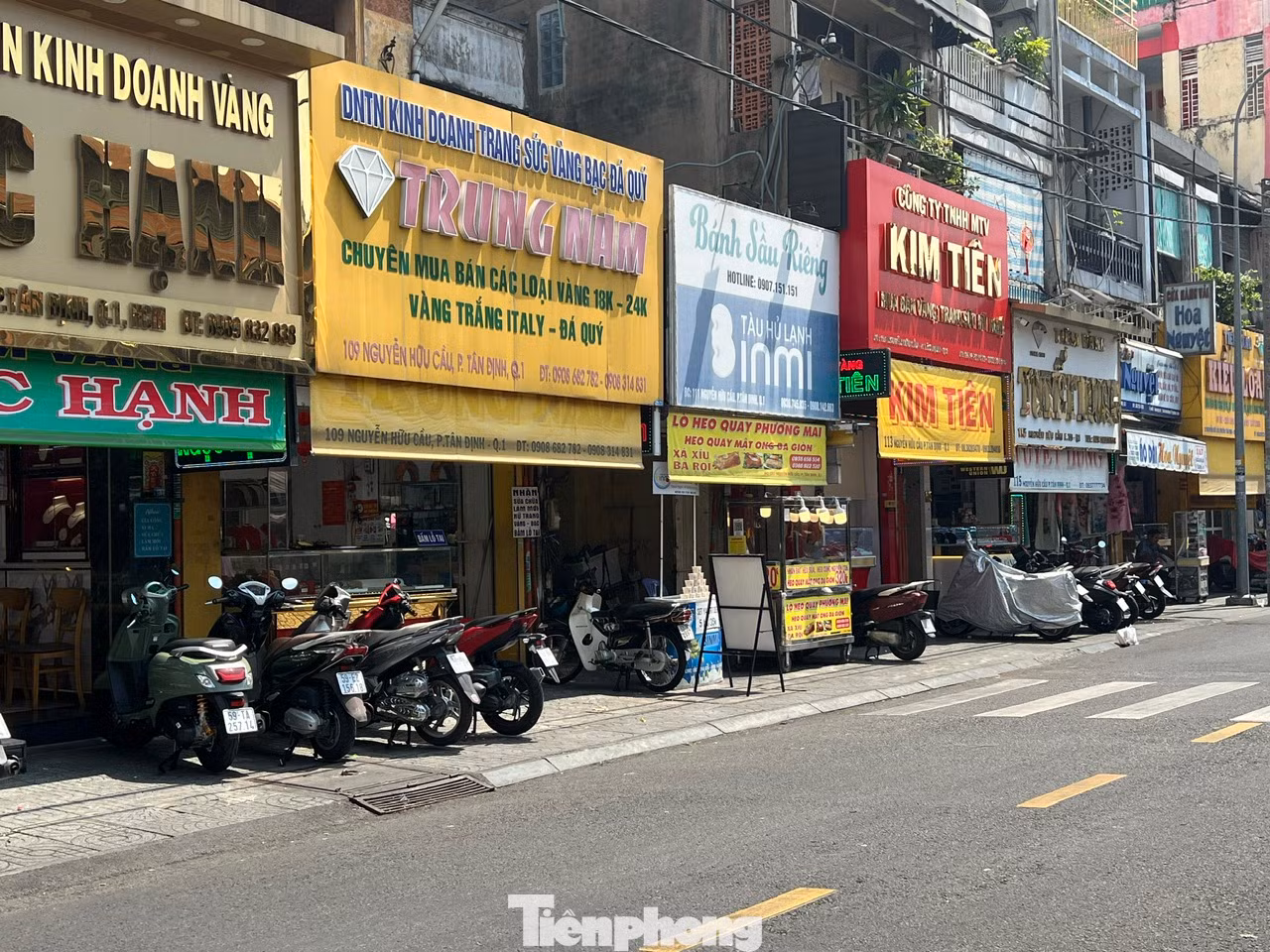 Loạt tiệm vàng trên đường Hai Bà Trưng (quận 1) vắng khách