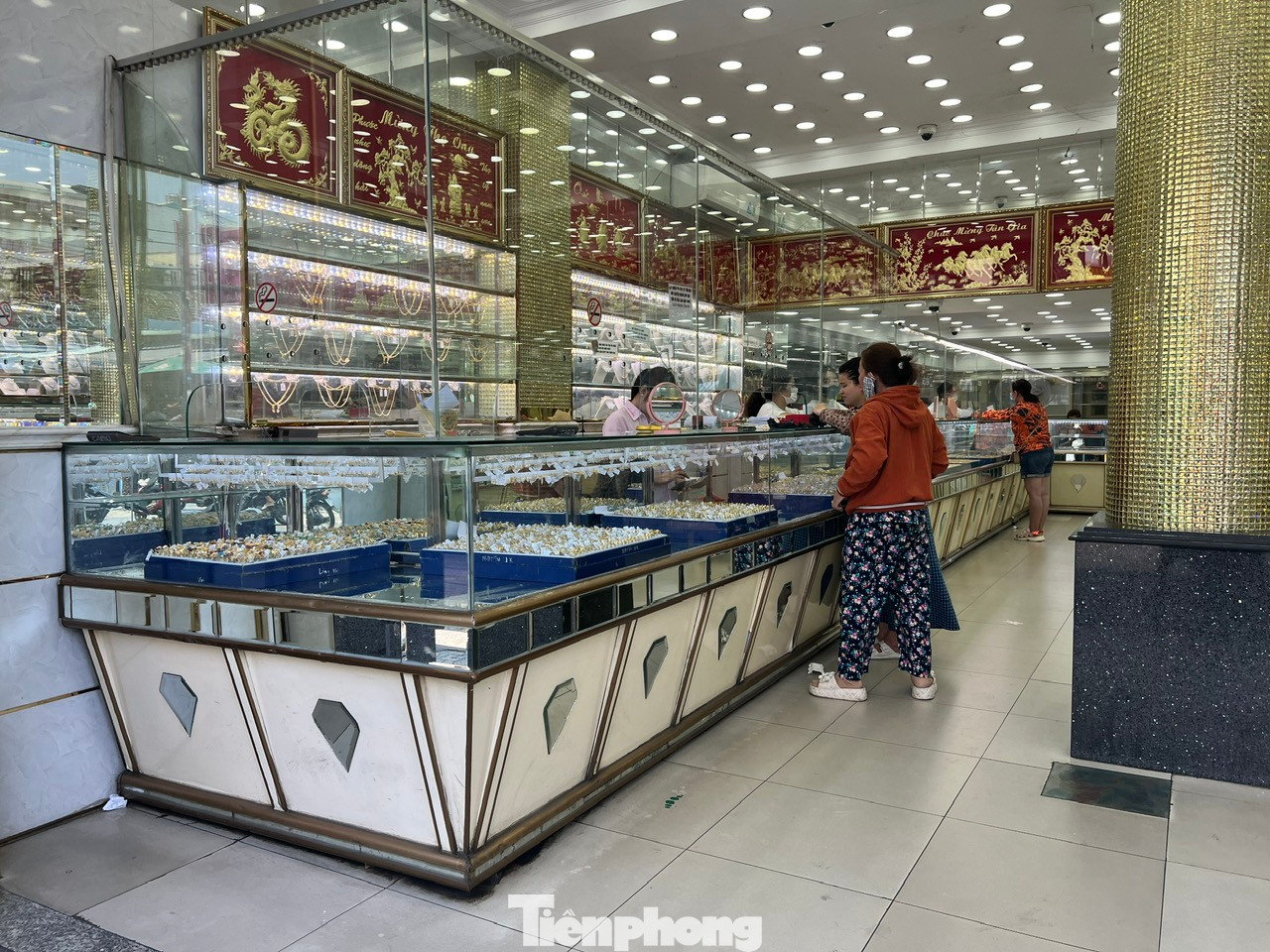 Một tiệm vàng có tiếng ở quận 6 chỉ có vài khách đến xem nữ trang Một tiệm vàng có tiếng ở quận 6 chỉ có vài khách đến xem nữ trang