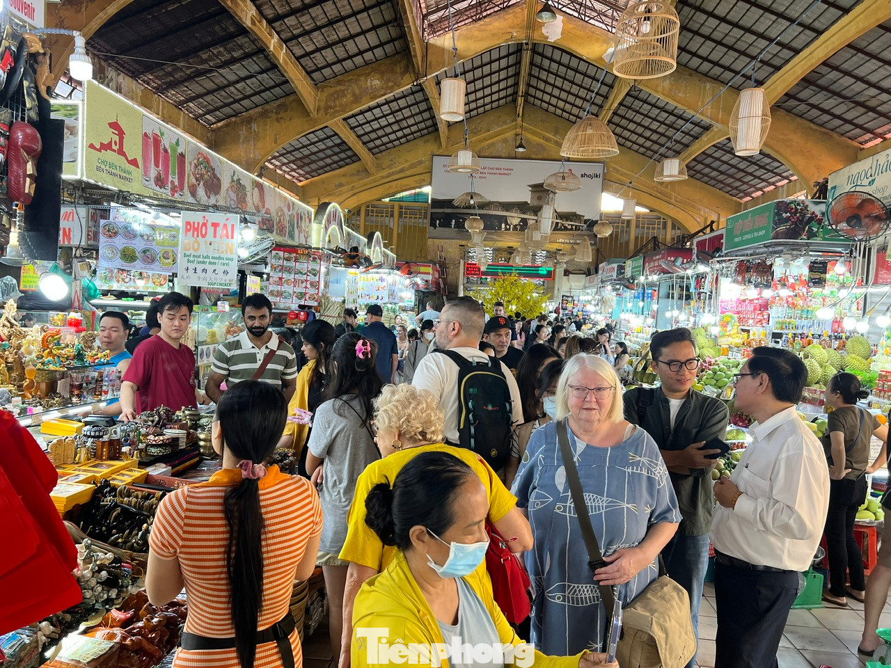 Nới visa sẽ thu hút thêm nhiều khách du lịch quốc tế đến Việt Nam.