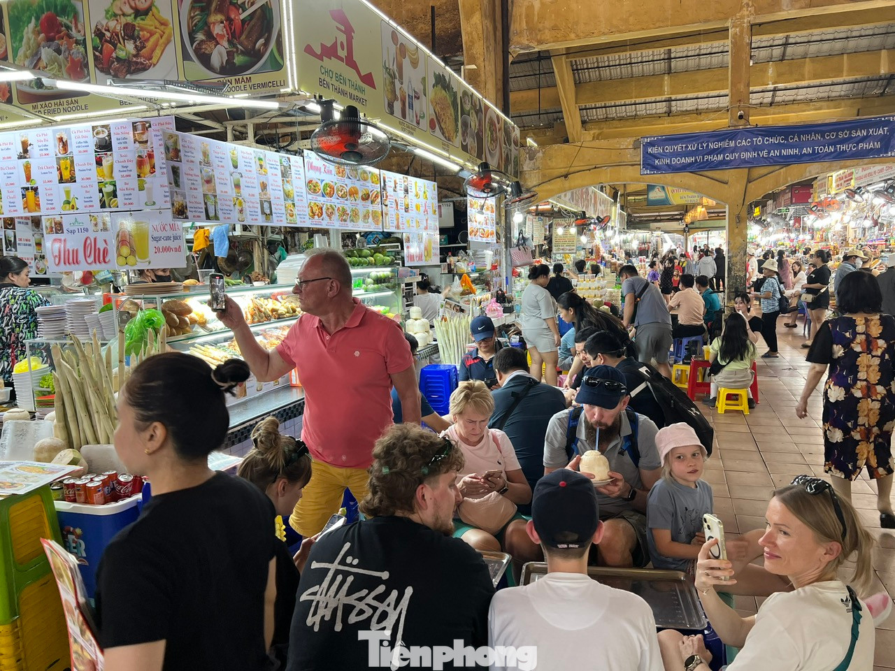 Khách nước ngoài thưởng thức ẩm thực tại chợ Bến Thành (quận 1, TPHCM).