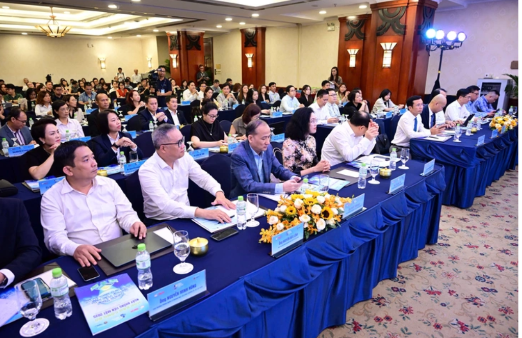 Toàn cảnh họp báo. Toàn cảnh họp báo.