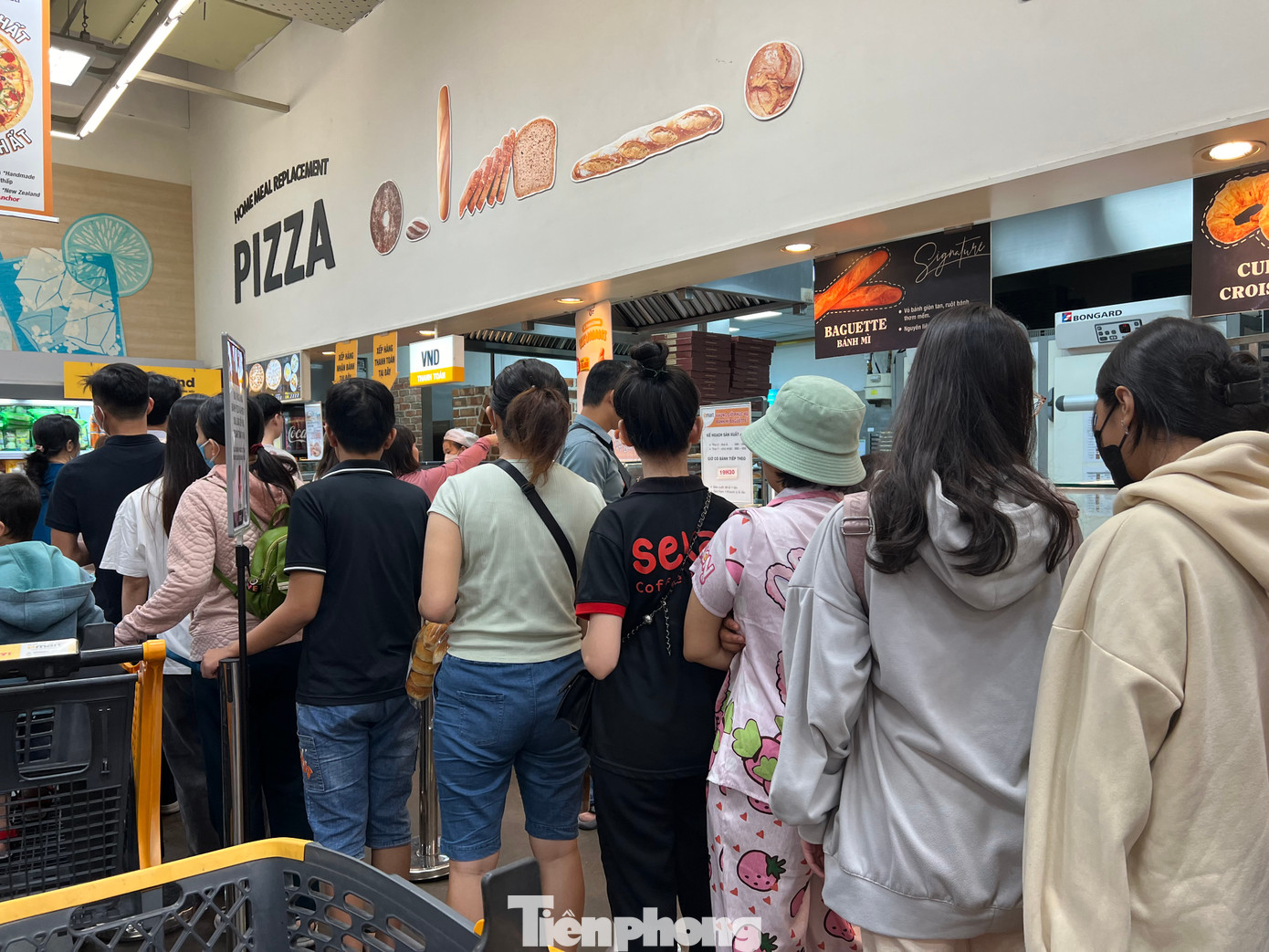 Các sàn thương mại điện tử cũng không bỏ qua cơ hội bán hàng lớn nhất trong năm. Như Lazada Việt Nam khởi động lễ hội mua sắm “Siêu sale Tết”, với mức giảm giá cực sốc, lên đến 90%, quy đổi xu đến 50% giá trị đơn hàng, cơ hội săn voucher trị giá 1 triệu đồng và miễn phí vận chuyển toàn quốc...