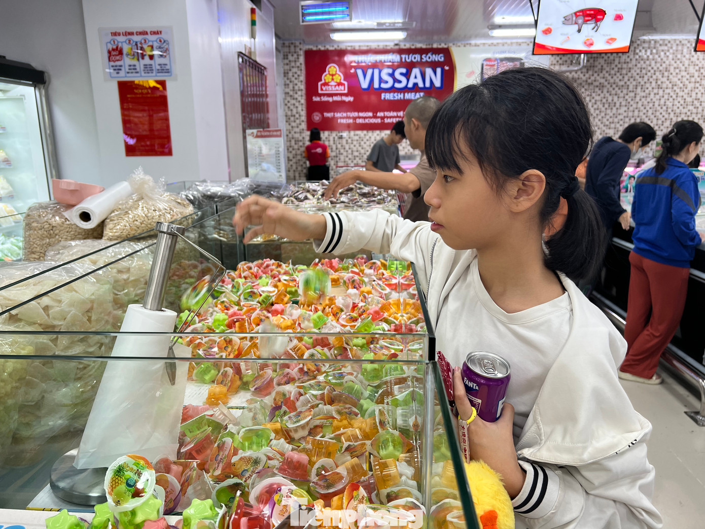 Quầy hàng bánh kẹo, mứt Tết dồi dào hàng hóa