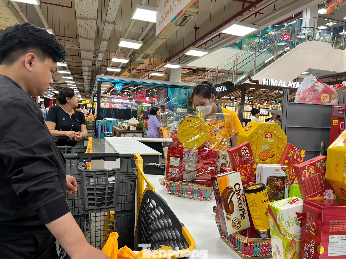 Nhân viên siêu thị khẩn trương gói hàng Tết cho khách. Để khách thuận tiện sắm Tết, Emart mở cửa phục vụ từ 7h đến 23h, bắt đầu từ ngày 22/1 (23 tháng Chạp)