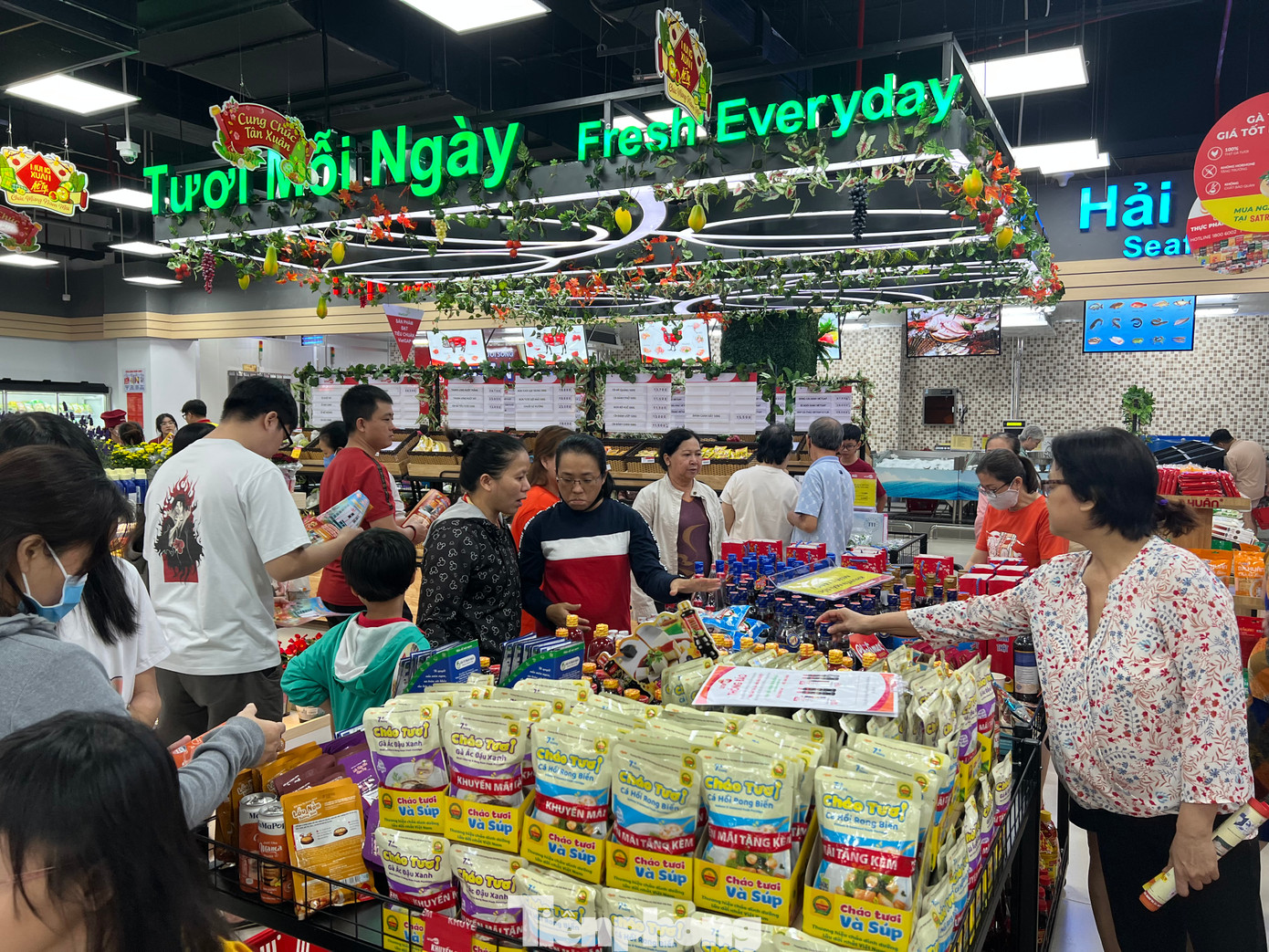 Các quầy kệ hàng Tết bày la liệt từ dầu ăn, nước mắm, nước tương...