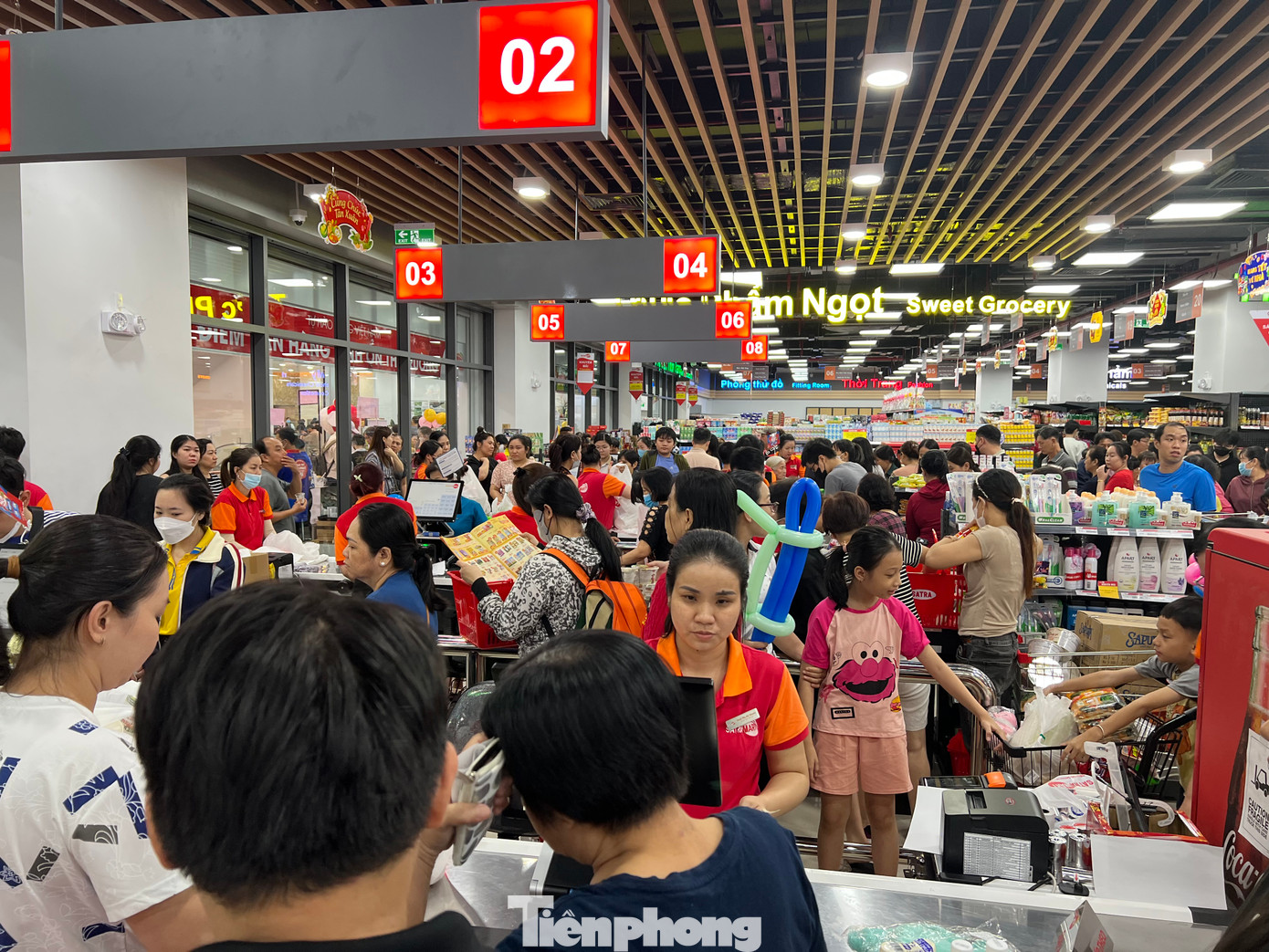 Theo đại diện các siêu thị, hiện lượng khách đến mua sắm đã tăng rất cao, gần 70% so với ngày thường. Dự báo trong tuần cận Tết sẽ còn tăng cao hơn. Các siêu thị đều đã tăng thêm thời gian phục vụ để khách không phải xếp hàng chờ đợi lâu.