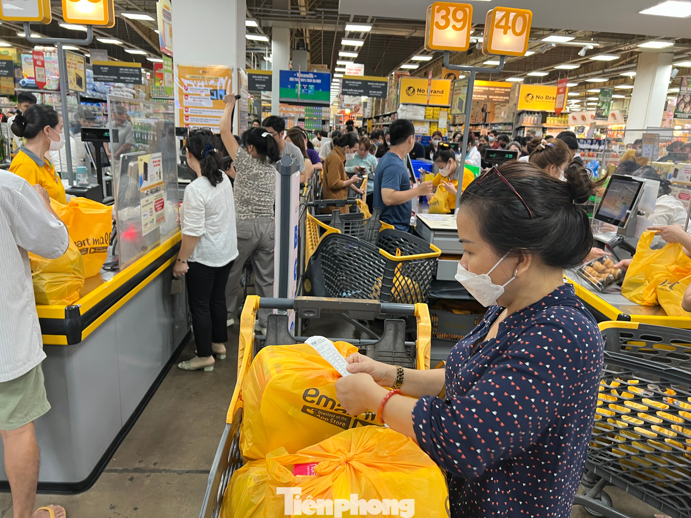Siêu thị Emart những ngày này thu hút lượng khách gần gấp đôi ngày thường đến mua sắm Tết. "Giá cả phải chăng, chất lượng và nhiều khuyến mại là ưu tiên hàng đầu khi chúng tôi chọn mua sắm tại siêu thị" - một nữ khách hàng cho biết.