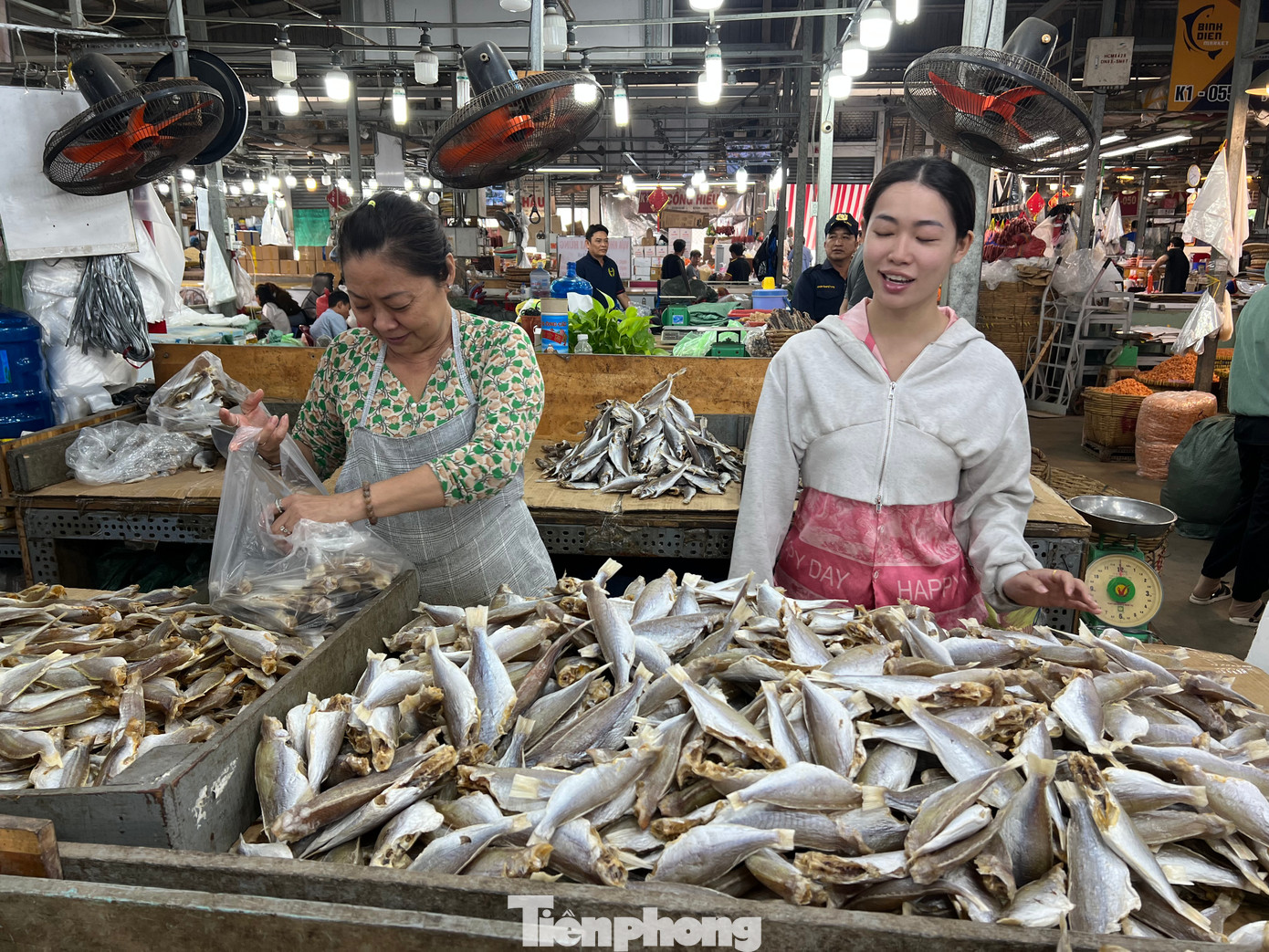 Khi mua hàng, khách chỉ cần cho biết gửi đi đâu, tiểu thương sẽ biết cách đóng gói theo quy chuẩn, hút chân không, có bao bì đầy đủ và đáp ứng được các tiêu chuẩn của những thị trường khó tính như Mỹ, Úc...