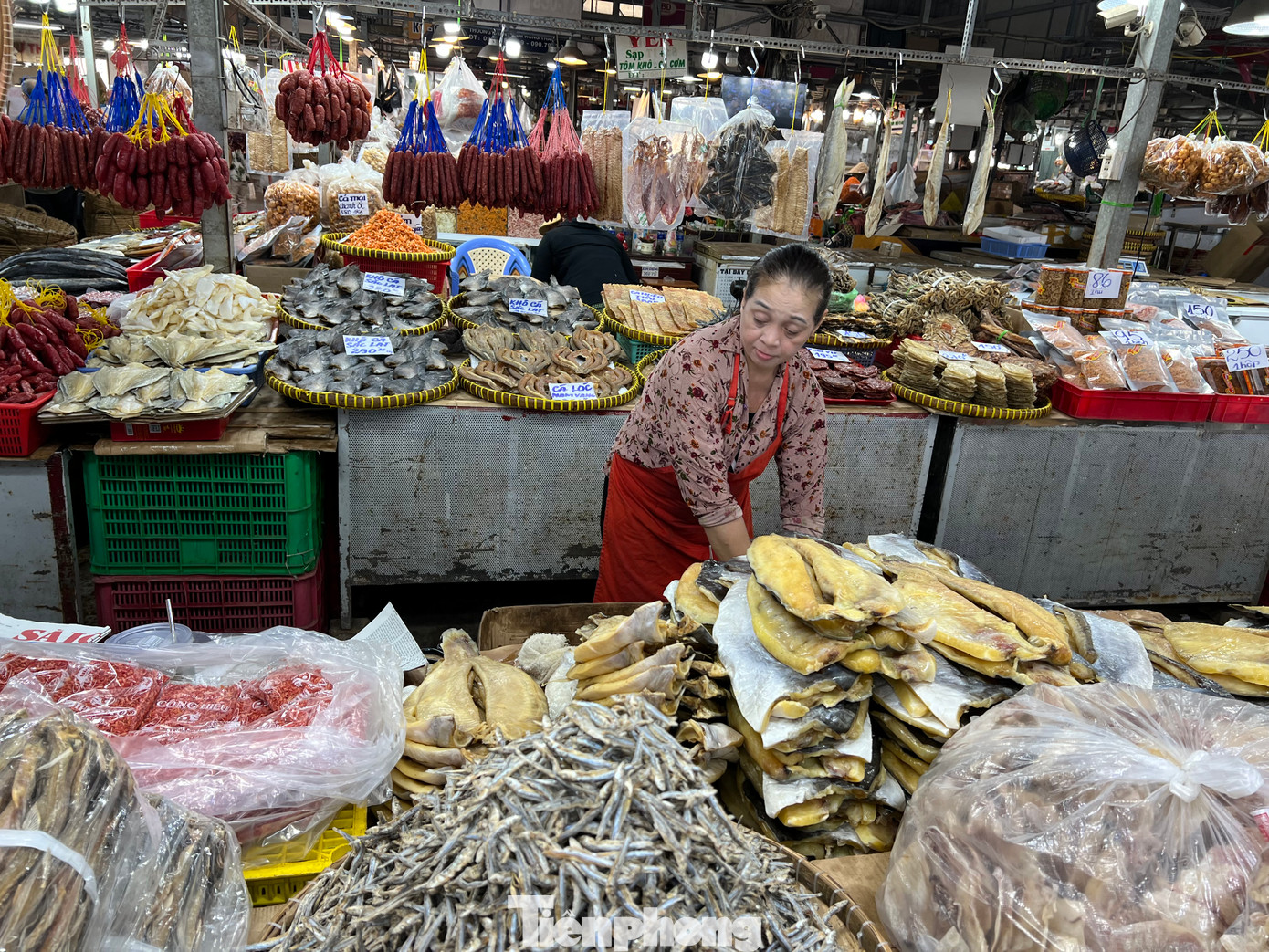 Ngày 7/1, chia sẻ với PV Tiền Phong, ông Nguyễn Đăng Phú, Phó giám đốc Công ty Quản lý và kinh doanh chợ đầu mối Bình Điền cho biết, mặt hàng thủy hải sản khô dịp Tết rất phong phú, đa dạng. Hiện tất cả các loại khô ở chợ Bình Điền đều có, từ những mặt hàng khô thông dụng như cá đù đến các mặt hàng cao cấp như tôm khô, mực khô…