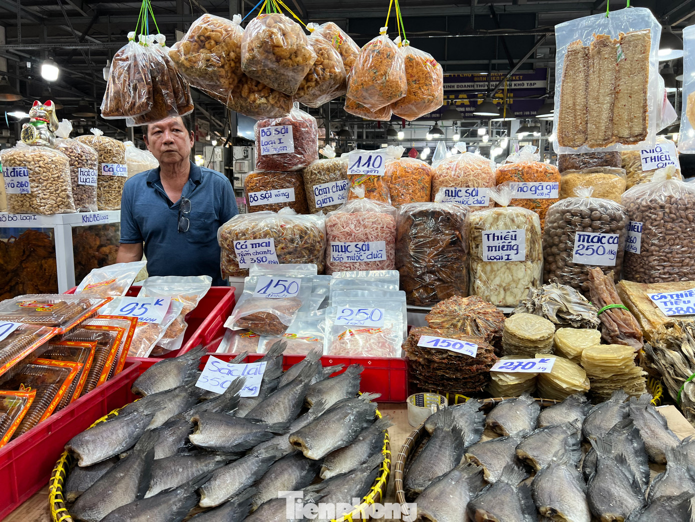 Ngoài đặc điểm là chợ khô lớn nhất TPHCM, nơi đây có một kiểu văn hóa trong bán buôn khiến khách luôn muốn quay lại lần sau. Đó là sự niềm nở trong giao tiếp với khách, không nói thách, luôn cân đủ, sẵn sàng tư vấn mọi thứ có liên quan đến khô.