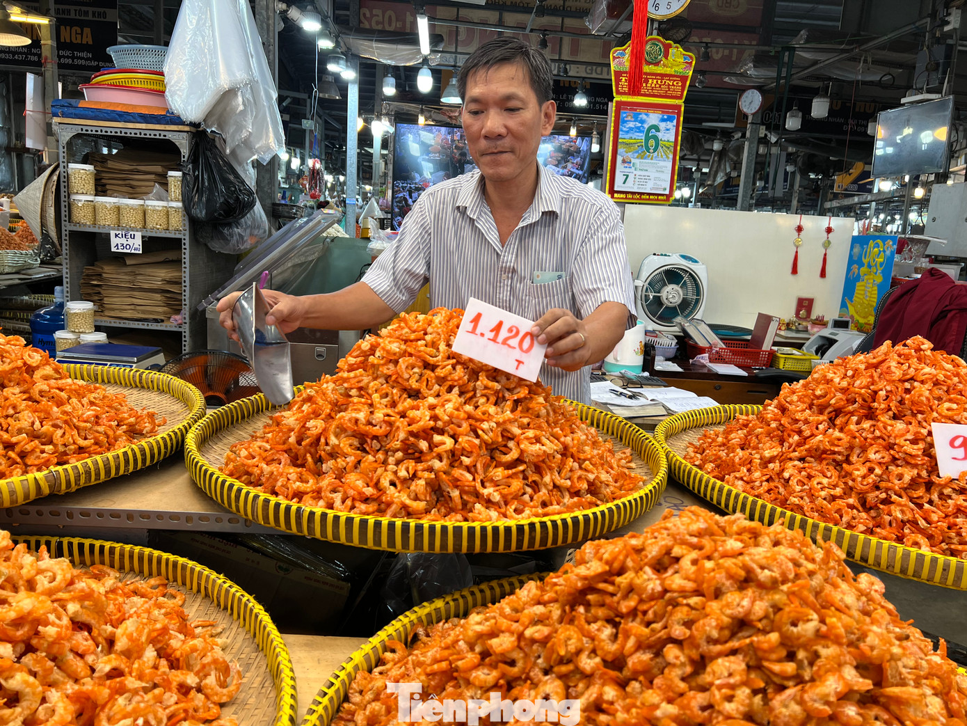 Nguồn thủy hải sản chủ yếu có xuất xứ từ các tỉnh An Giang, Kiên Giang, Đồng Tháp, Cà Mau… Mặc dù là chợ sỉ, nhưng tiểu thương sẵn sàng bán lẻ cho khách mua ăn thử. Nếu thấy ngon thì quay lại hoặc chỉ cần một cuộc điện thoại, hàng sẽ giao tận nơi.