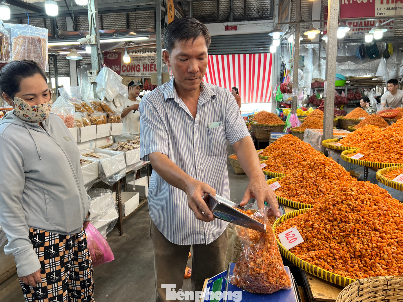 “Ban quản lý chợ phối hợp với Đội 10 An toàn thực phẩm để thường xuyên, đột xuất lấy mẫu kiểm tra những mặt hàng có nguy cơ cao. Đây không chỉ đảm bảo an toàn sức khỏe cho cộng đồng mà còn bảo vệ thương hiệu của chợ” – Phó giám đốc Công ty chợ Bình Điền Nguyễn Đăng Phú khẳng định.
