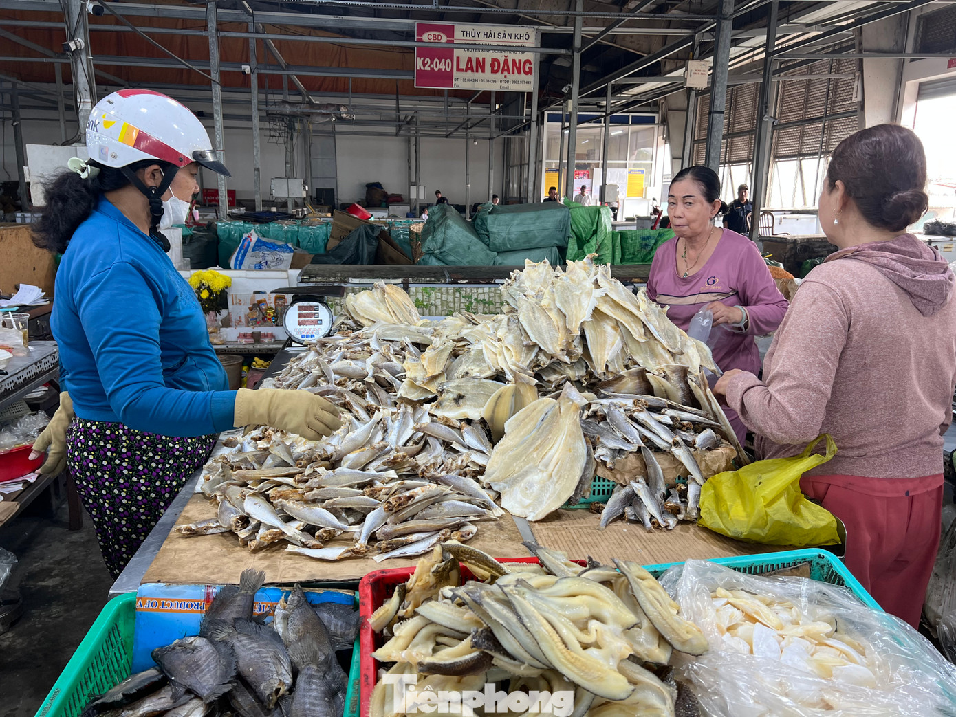 Chợ thủy hải sản khô Bình Điền, nằm trong khu nhà lồng K, thuộc chợ đầu mối Bình Điền (xã Bình Hưng, huyện Bình Chánh, TPHCM). Tháng cận Tết, các sạp hàng đầy ắp các loại khô với giá từ vài trăm nghìn đồng đến cả triệu đồng/kg.