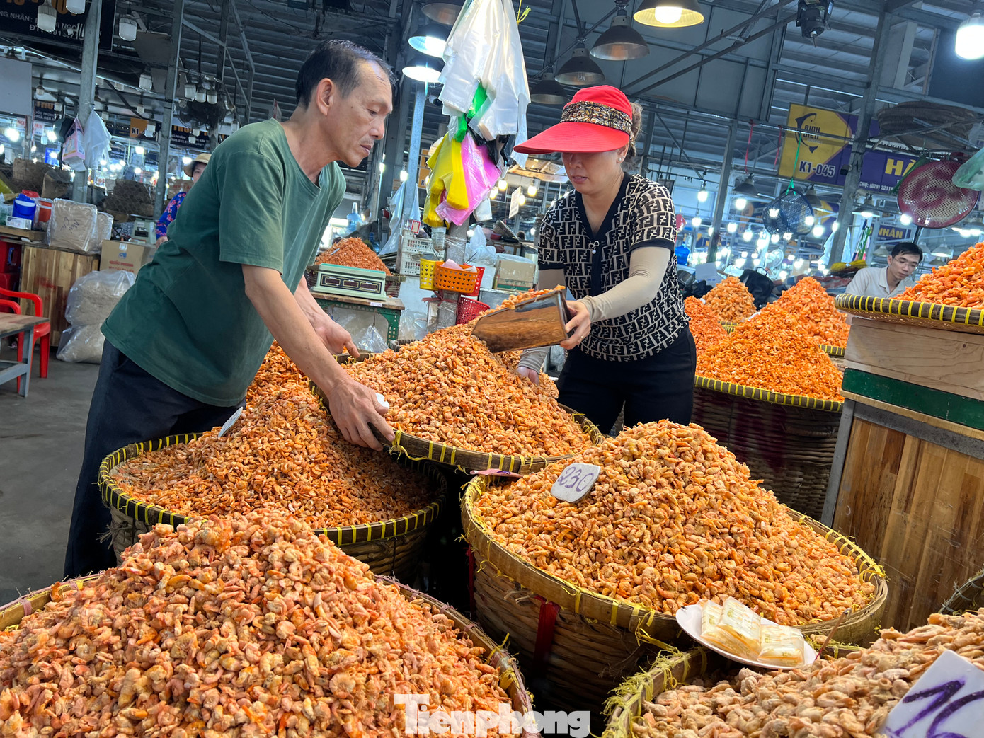 Giá cả các mặt hàng được tiểu thương niêm yết công khai để người mua yên tâm. Gần Tết, nhiều mặt hàng có giá 1,2 – 1,5 triệu đồng/kg như tôm khô, mực khô.