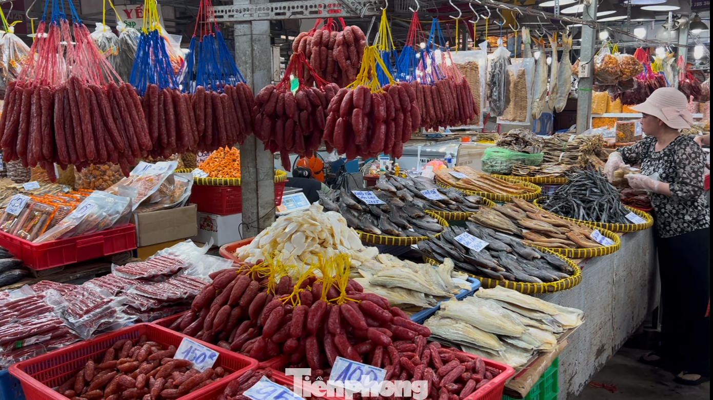 Lượng hàng ở chợ dồi dào và tăng gấp đôi trong dịp Tết, từ khoảng 3,5 tấn lên 6 – 6,5 tấn/ngày. Các mặt hàng thủy hải sản khô của chợ không chỉ bán trong nước mà còn được bà con mua để gửi cho người thân ở nước ngoài. Hàng được xuất đi Mỹ, Úc…