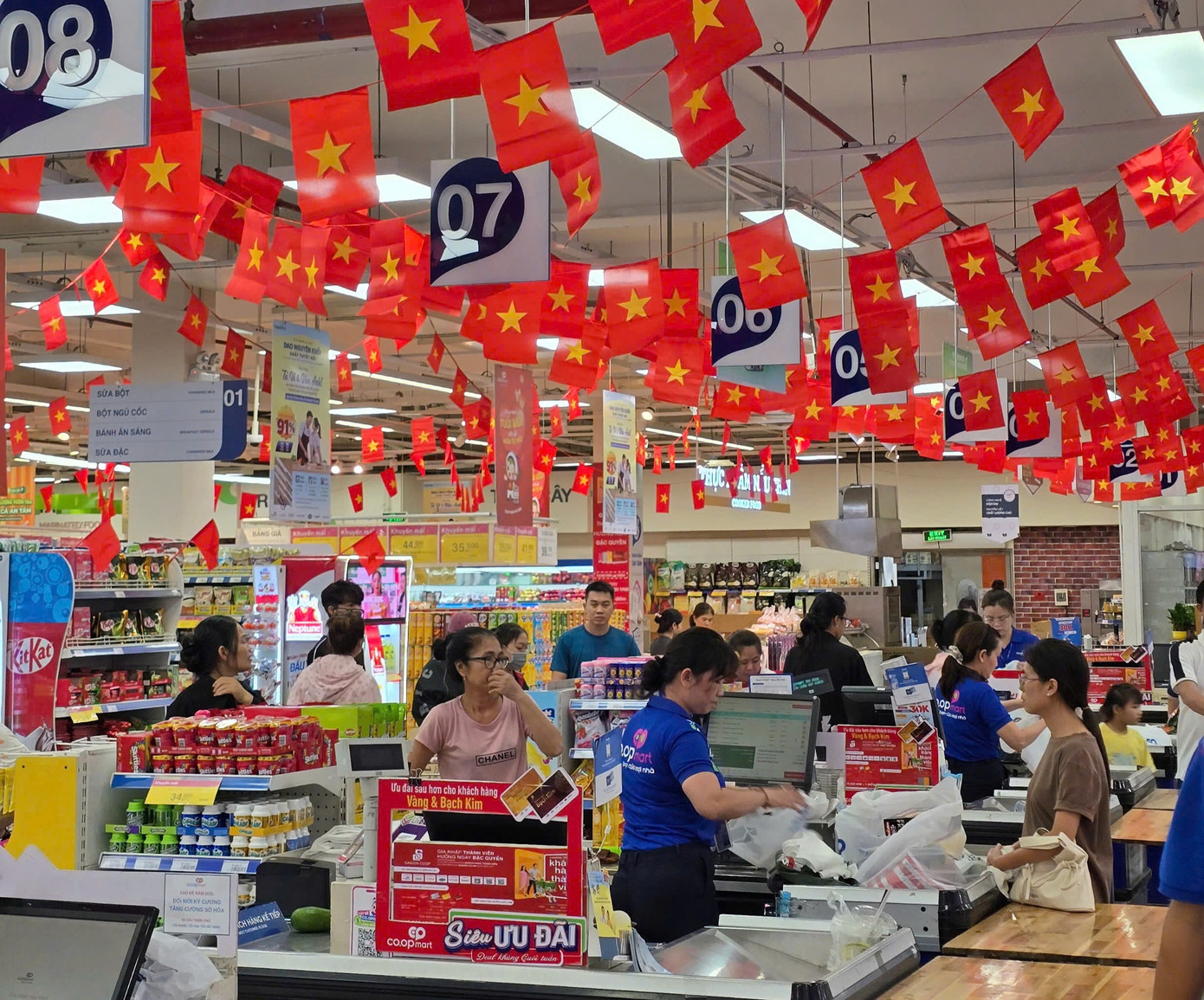 Các siêu thị nhuộm đỏ mừng đại lễ 50 năm Ngày Giải phóng miền Nam, thống nhất đất nước Các siêu thị nhuộm đỏ mừng đại lễ 50 năm Ngày Giải phóng miền Nam, thống nhất đất nước