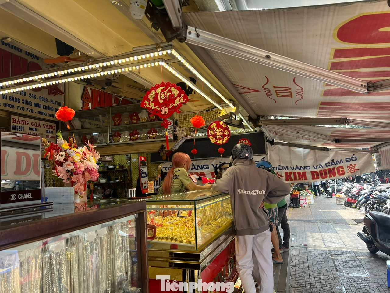 Tiệm vàng cạnh chợ Hòa Bình (quận 5) là nơi hiếm hoi có nhiều khách đến giao dịch. Đa số khách đến bán vàng là chính. Tiệm vàng cạnh chợ Hòa Bình (quận 5) là nơi hiếm hoi có nhiều khách đến giao dịch. Đa số khách đến bán vàng là chính.